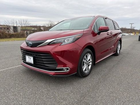 Used 2024 Toyota Sienna XLE image 4