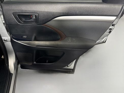 Used 2017 Toyota Highlander LE w/ Carpet Mat Package FWD image 27