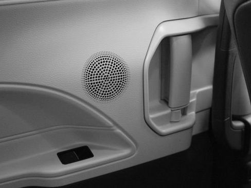 Used 2024 Toyota Sienna XSE image 39