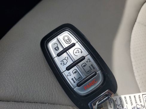 Used 2021 Chrysler Pacifica Touring-L FWD image 9