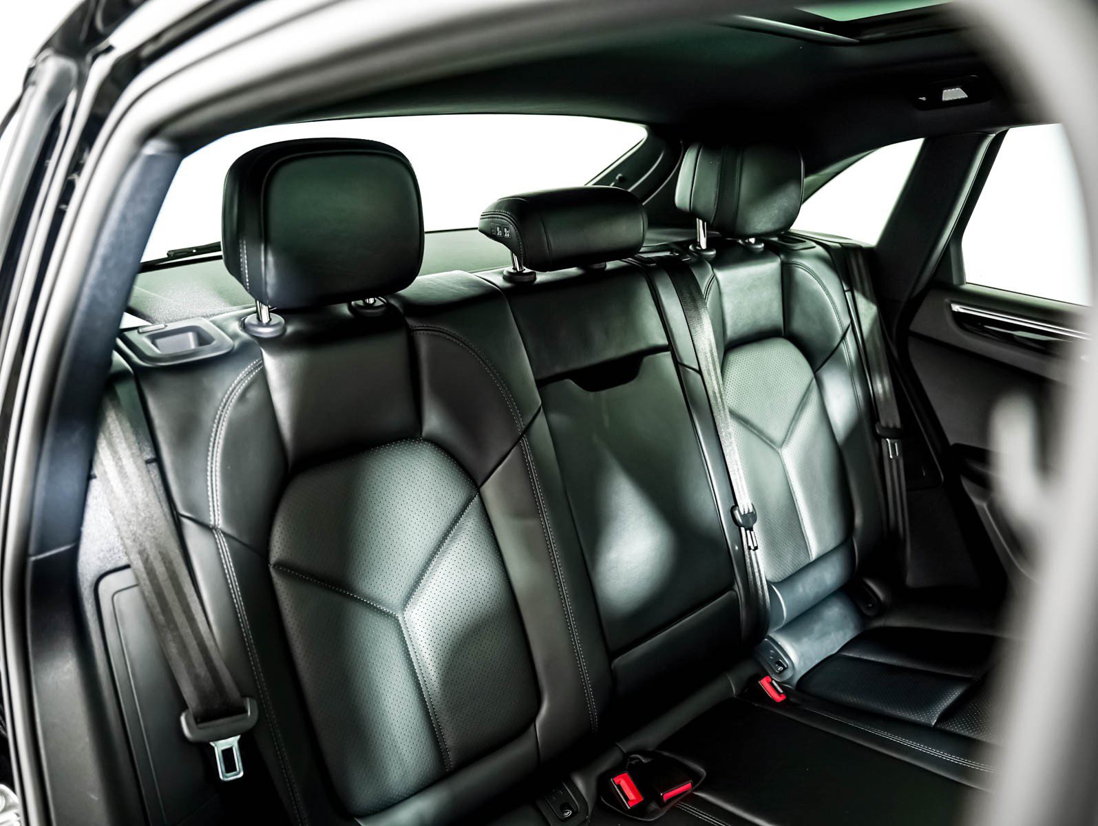 Certified 2023 Porsche Macan AWD/4WD image 6