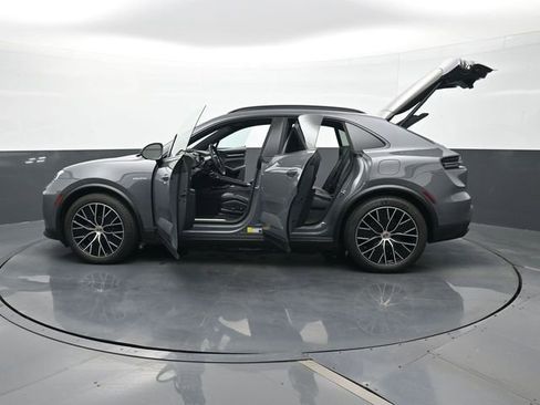 Used 2025 Porsche Macan Electric RWD image 30