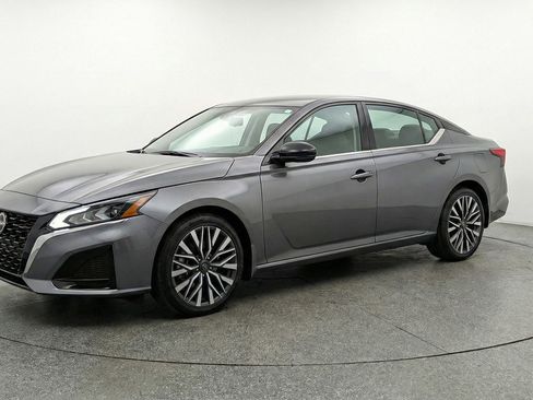 Used 2025 Nissan Altima 2.5 SV FWD image 3
