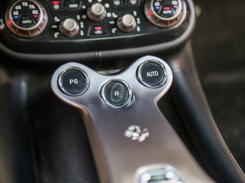 Used 2010 Ferrari California RWD image 34