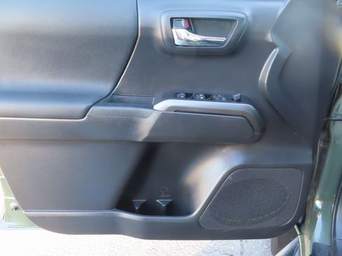 Used 2022 Toyota Tacoma TRD Sport image 11