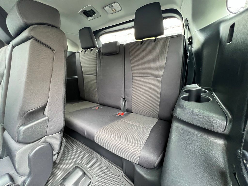 Used 2023 Toyota Highlander LE AWD/4WD image 19