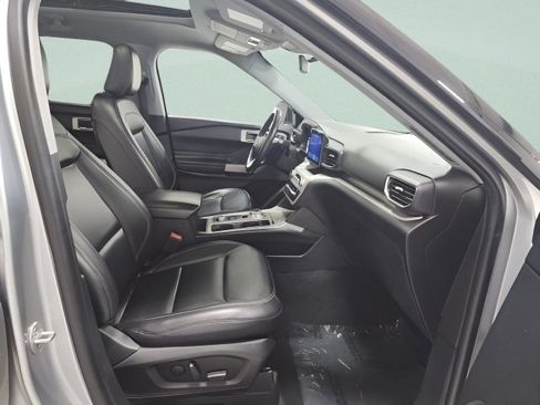 Used 2021 Ford Explorer XLT w/ Equipment Group 202A AWD/4WD image 14