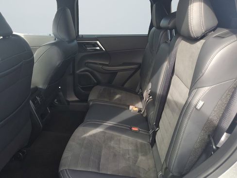 Used 2024 Mitsubishi Outlander SE image 13