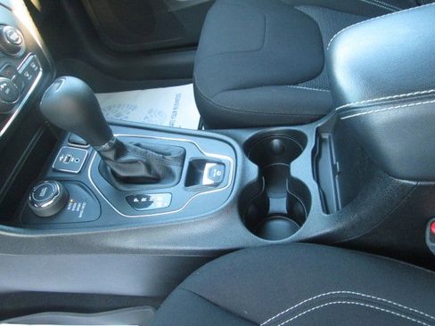 Used 2021 Jeep Cherokee Latitude AWD/4WD image 14