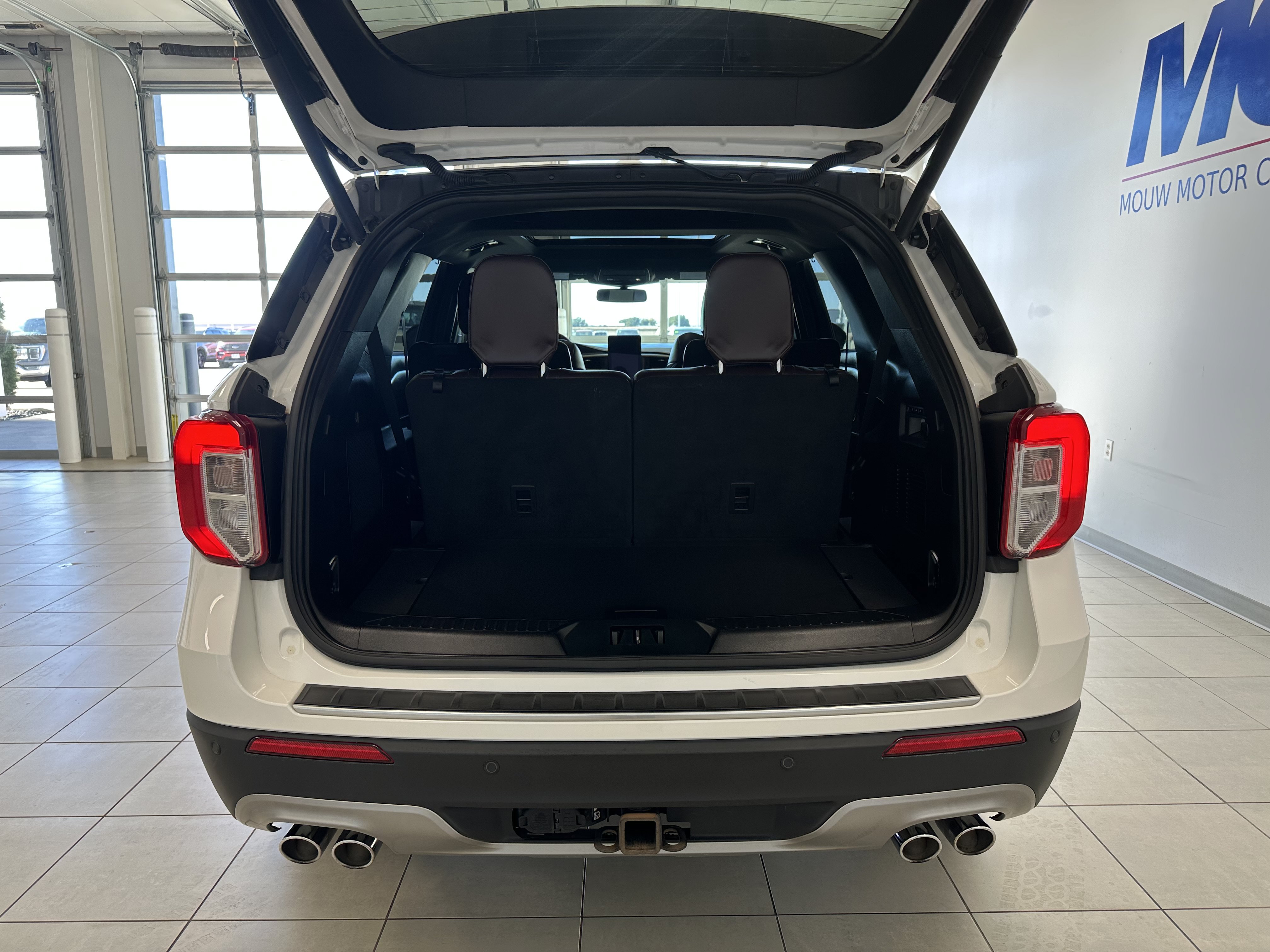 Used 2023 Ford Explorer Platinum w/ Technology Package AWD/4WD image 7