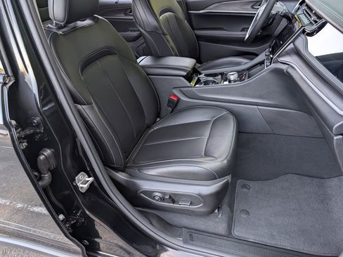 Used 2023 Jeep Grand Cherokee Limited w/ Luxury Tech Group II image 21