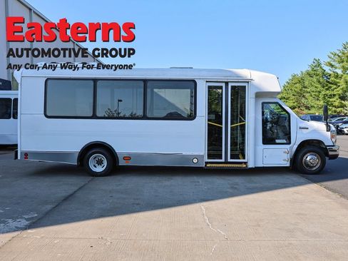 Used 2016 Ford E-450 and Econoline 450 Super Duty w/ Shuttle Bus Prep Package RWD image 4