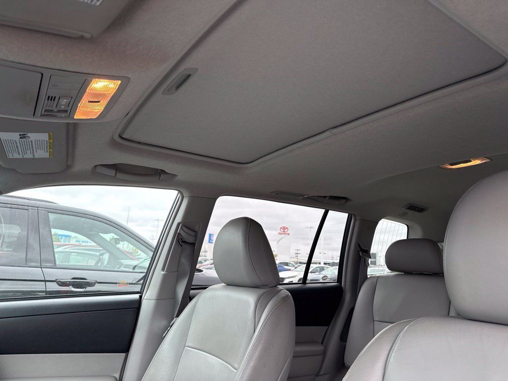Used 2012 Toyota Highlander SE w/ Tow Pkg AWD/4WD image 15