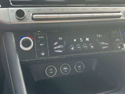 Used 2025 Genesis G70 2.5T image 21