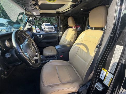 Used 2018 Jeep Wrangler Unlimited Sahara AWD/4WD image 9
