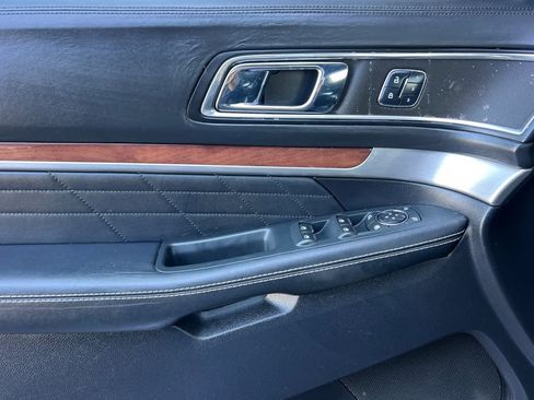 Used 2018 Ford Explorer Platinum AWD/4WD image 12