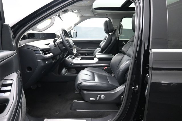 Certified 2025 Lincoln Navigator Reserve AWD/4WD image 10
