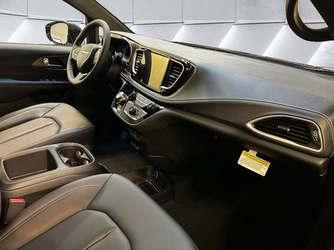 New 2026 Chrysler Pacifica Select image 16