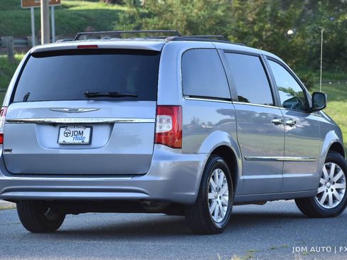 Used 2015 Chrysler Town & Country Touring FWD image 5