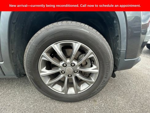 Used 2019 Jeep Cherokee Latitude Plus w/ Comfort/Convenience Group AWD/4WD image 3