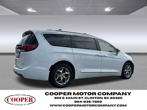 Used 2017 Chrysler Pacifica Limited w/ UConnect Theater Package FWD image 5