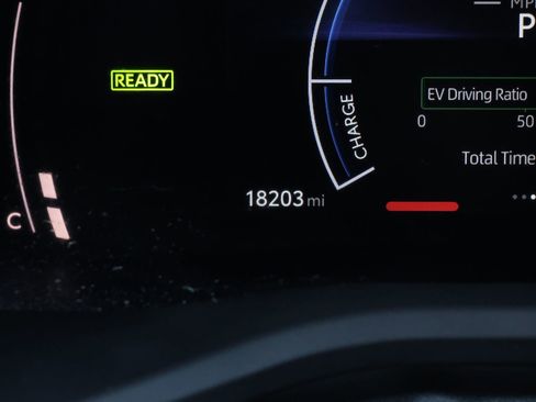 Used 2025 Toyota Camry SE image 3