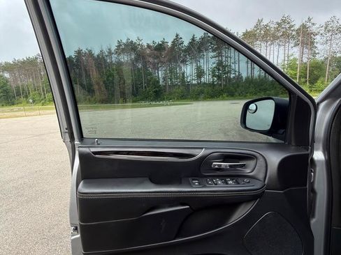 Used 2019 Dodge Grand Caravan SE FWD image 13