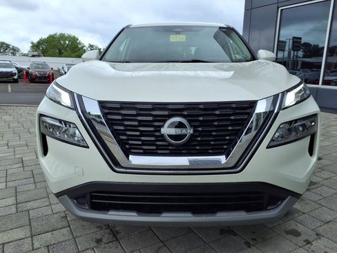 Used 2023 Nissan Rogue SV image 2