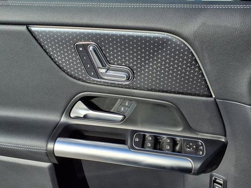 Used 2025 Mercedes-Benz GLA 250 4MATIC image 13