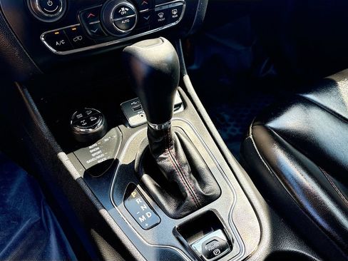 Used 2021 Jeep Cherokee Trailhawk image 16