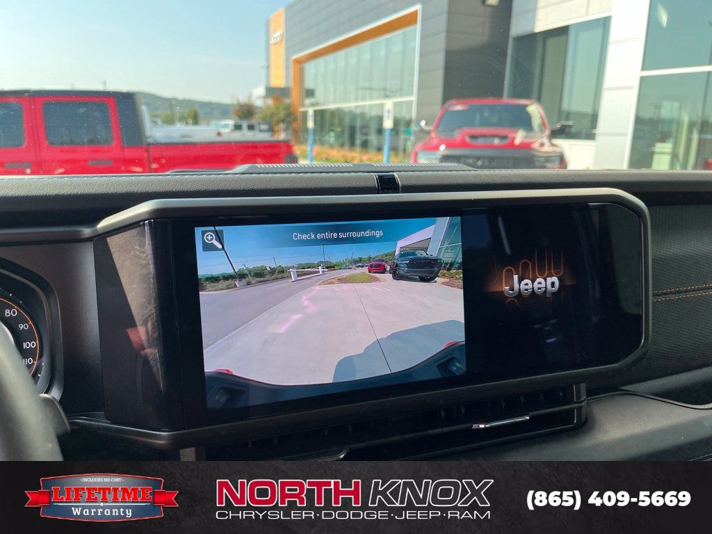 Used 2025 Jeep Gladiator Mojave w/ Convenience Group AWD/4WD image 10