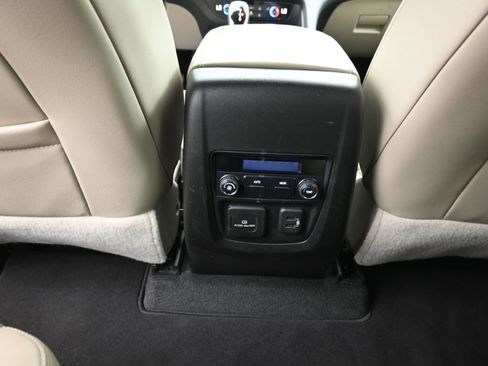 Used 2019 Buick Enclave Essence image 19