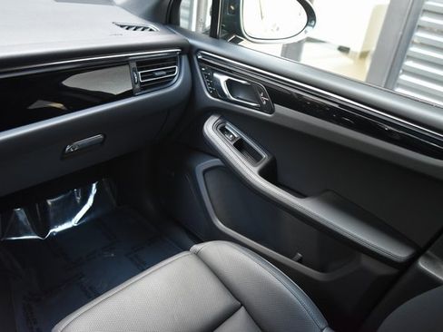 Certified 2025 Porsche Macan image 23