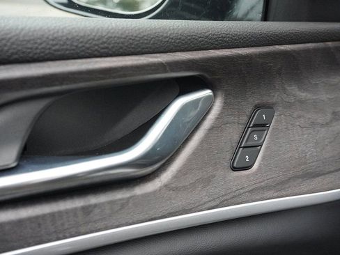 Used 2025 Jeep Grand Cherokee Limited image 38