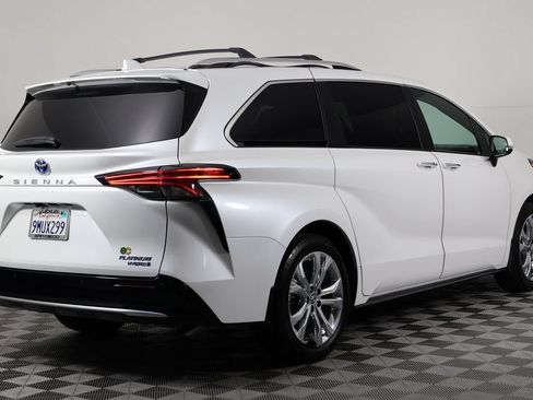 Used 2024 Toyota Sienna Platinum FWD image 4