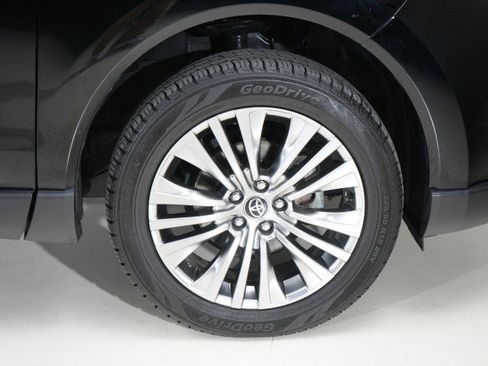 Used 2021 Toyota Venza XLE image 30