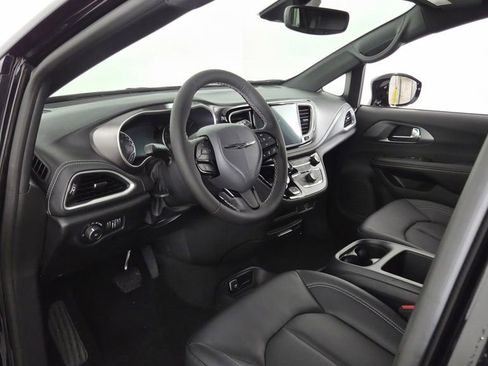 New 2026 Chrysler Pacifica Select image 14