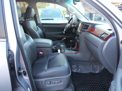 Used 2008 Lexus LX 570 4WD w/ Technology Pkg image 22
