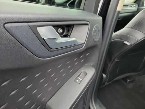 Used 2020 Ford Escape Titanium image 13