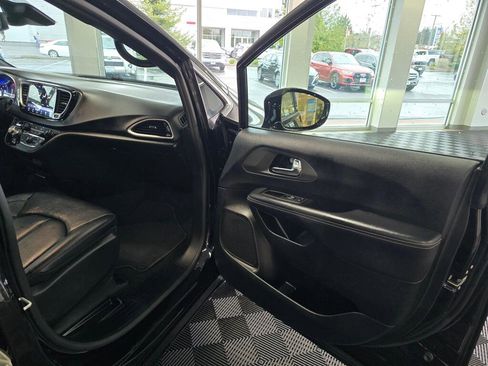 Used 2025 Chrysler Pacifica Select image 39