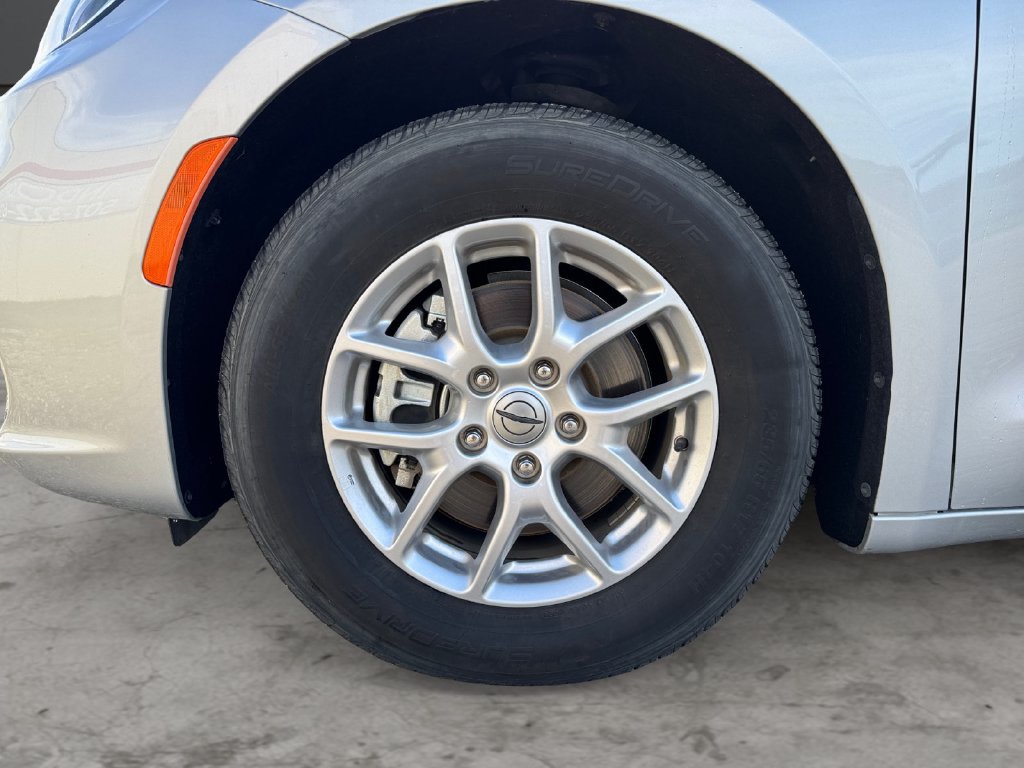 Used 2024 Chrysler Pacifica Touring-L FWD image 9