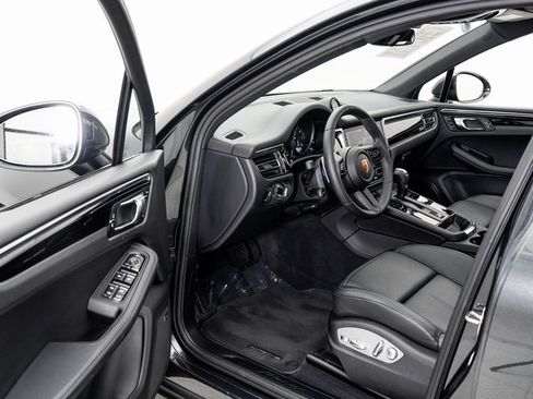 Used 2025 Porsche Macan image 7