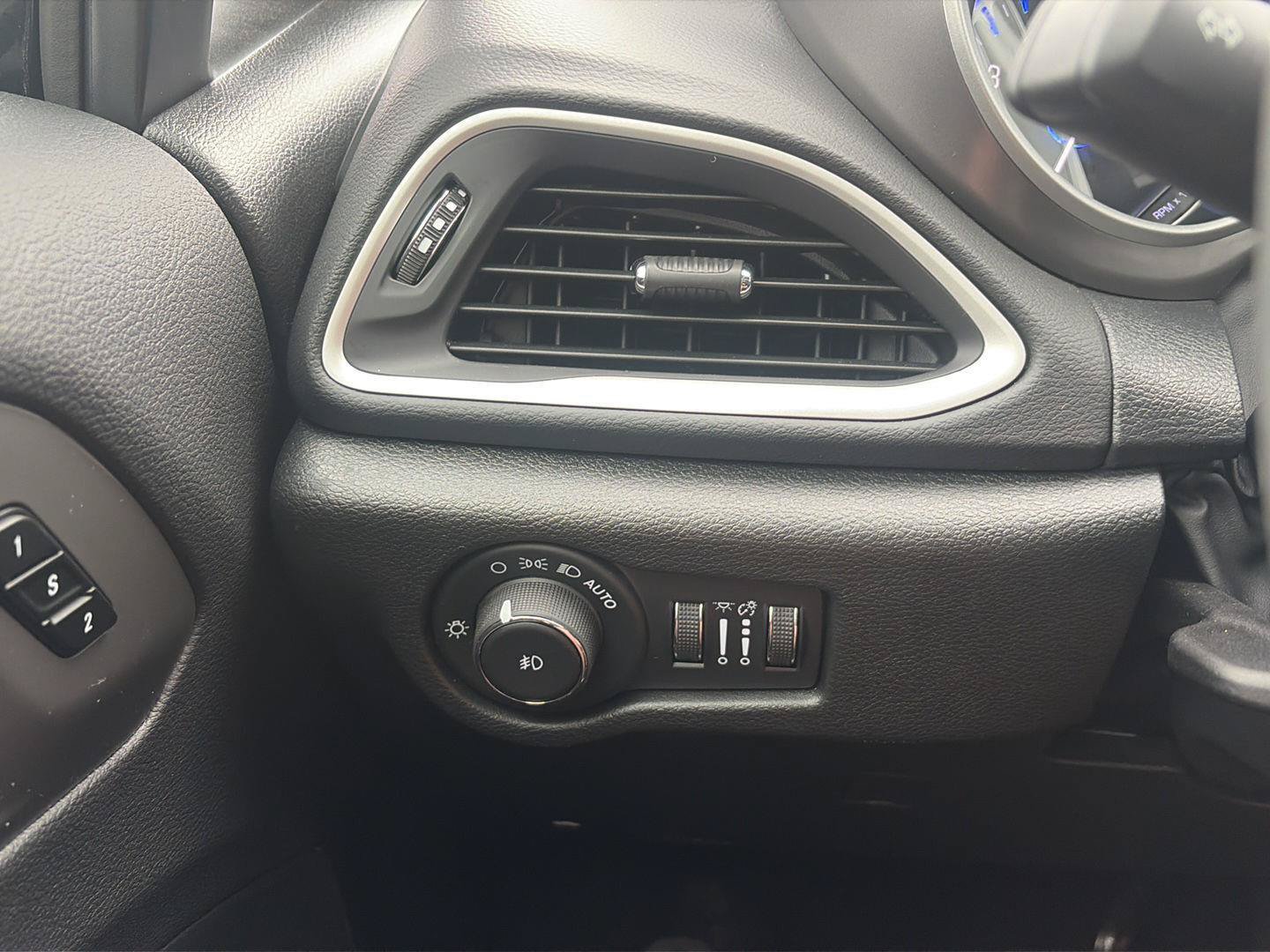 Used 2026 Chrysler Pacifica Select FWD image 16