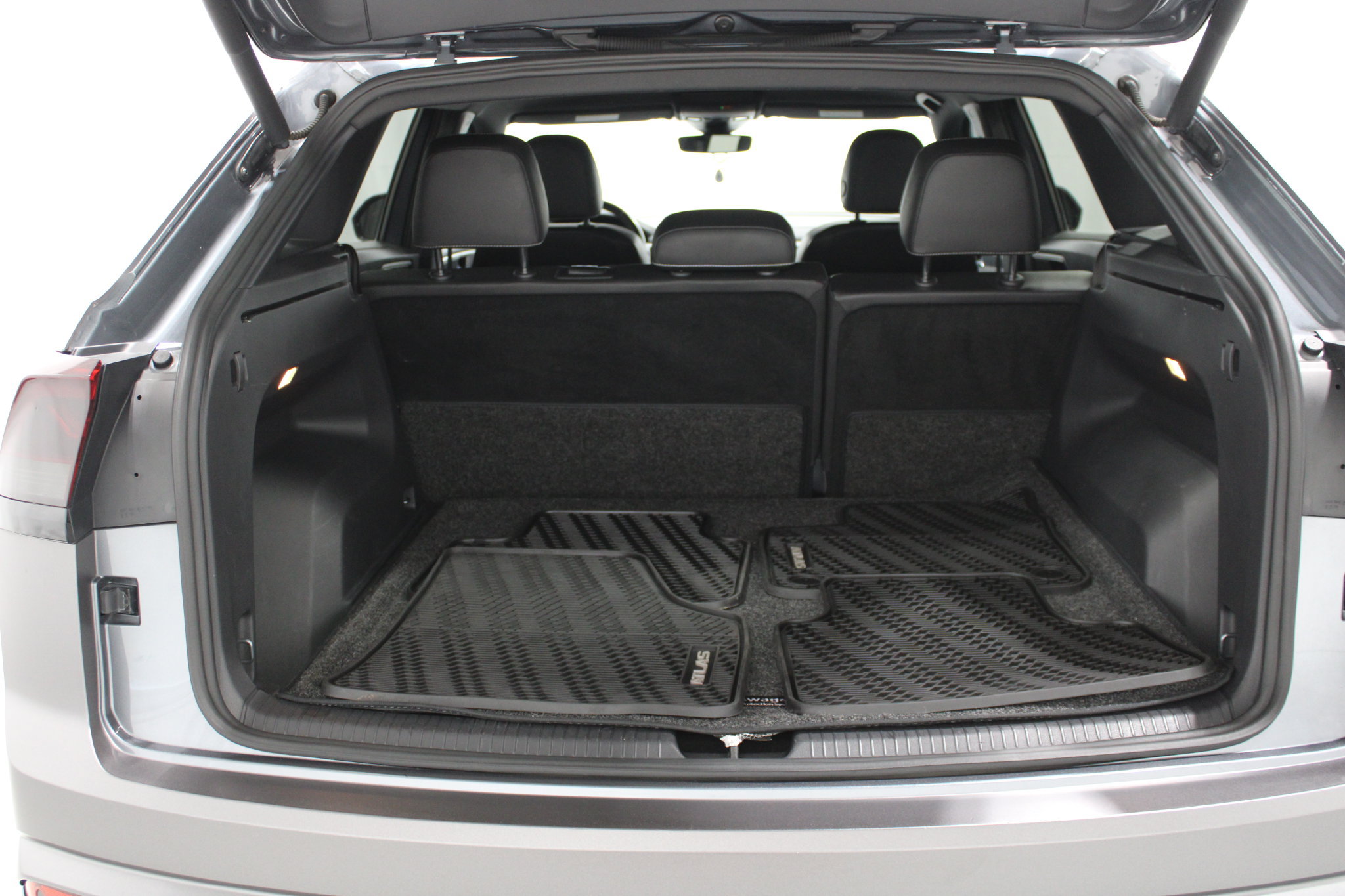 Used 2020 Volkswagen Atlas Cross Sport SEL R-Line AWD/4WD image 19
