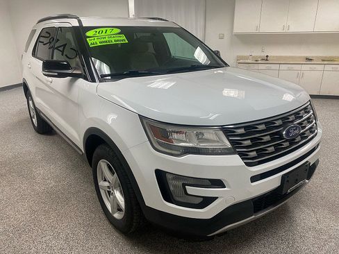 Used 2017 Ford Explorer XLT w/ Equipment Group 201A image 3