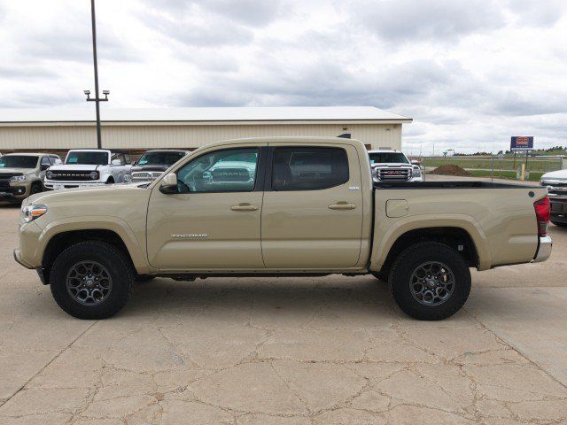 Used 2018 Toyota Tacoma SR5 AWD/4WD image 3