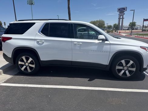 Used 2020 Chevrolet Traverse LT w/ LT Premium Package FWD image 4
