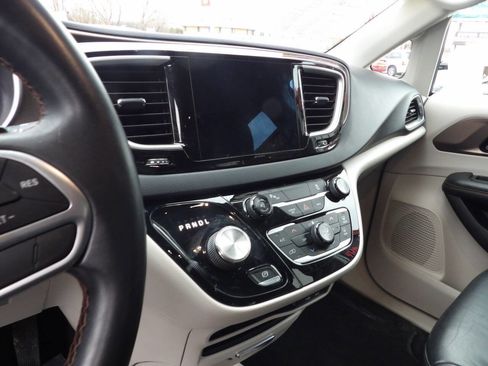 Used 2017 Chrysler Pacifica Touring-L w/ Tire & Wheel Group image 7