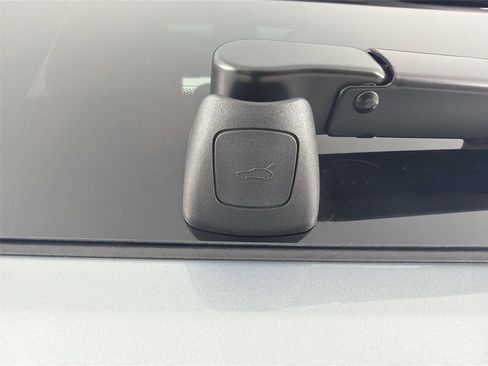 Used 2025 Porsche Macan AWD image 22