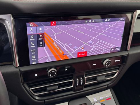 Certified 2025 Porsche Macan image 24